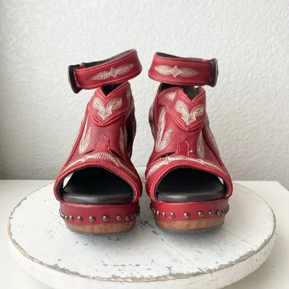 Red Embroidered Women's Wedges - Picture 5 of 12